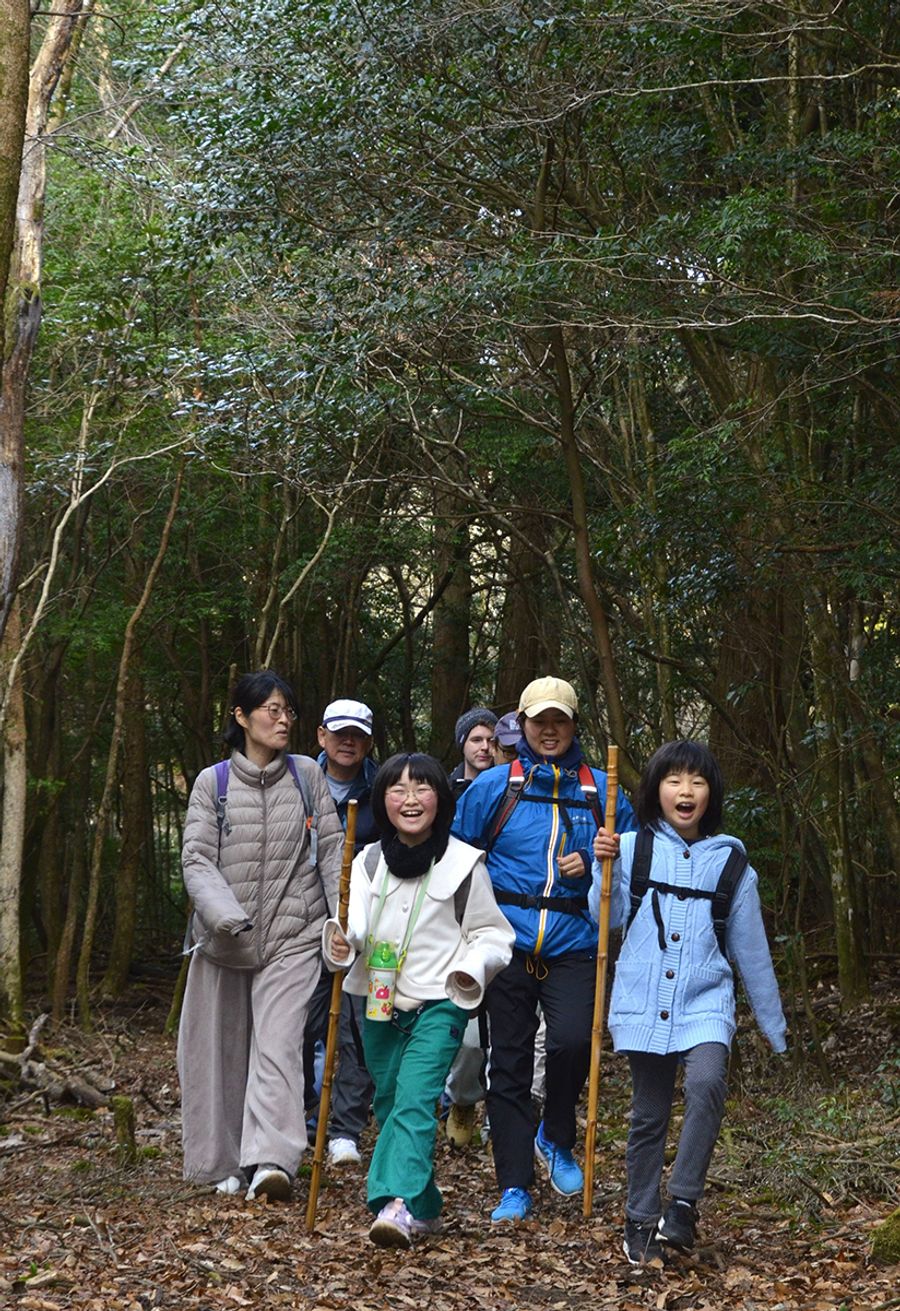 野根山街道の散策を楽しむ参加者（北川村内）