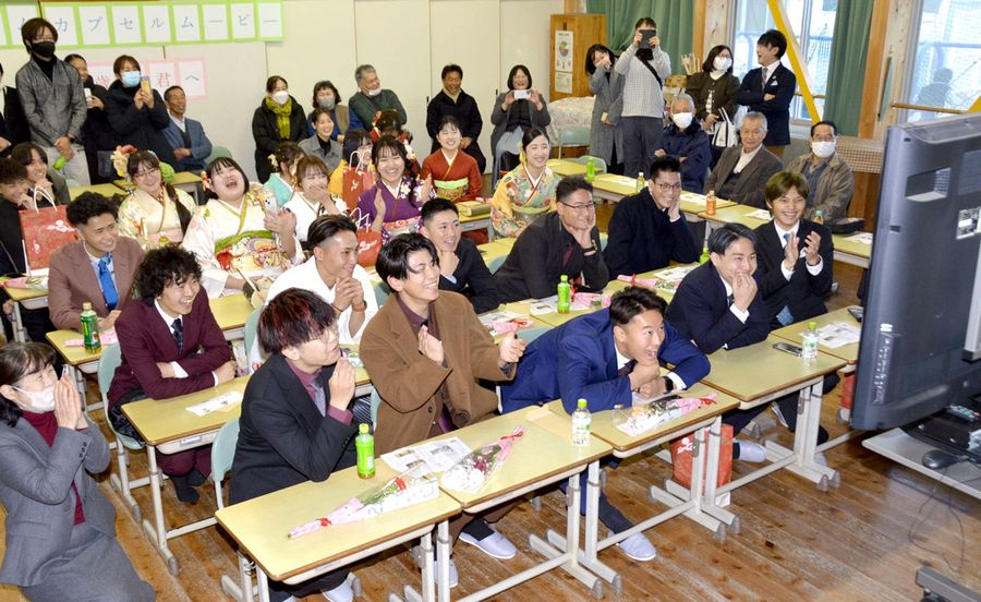 ８年前に撮影した動画を見て喜ぶ蓮池小学校の卒業生ら（土佐市蓮池）