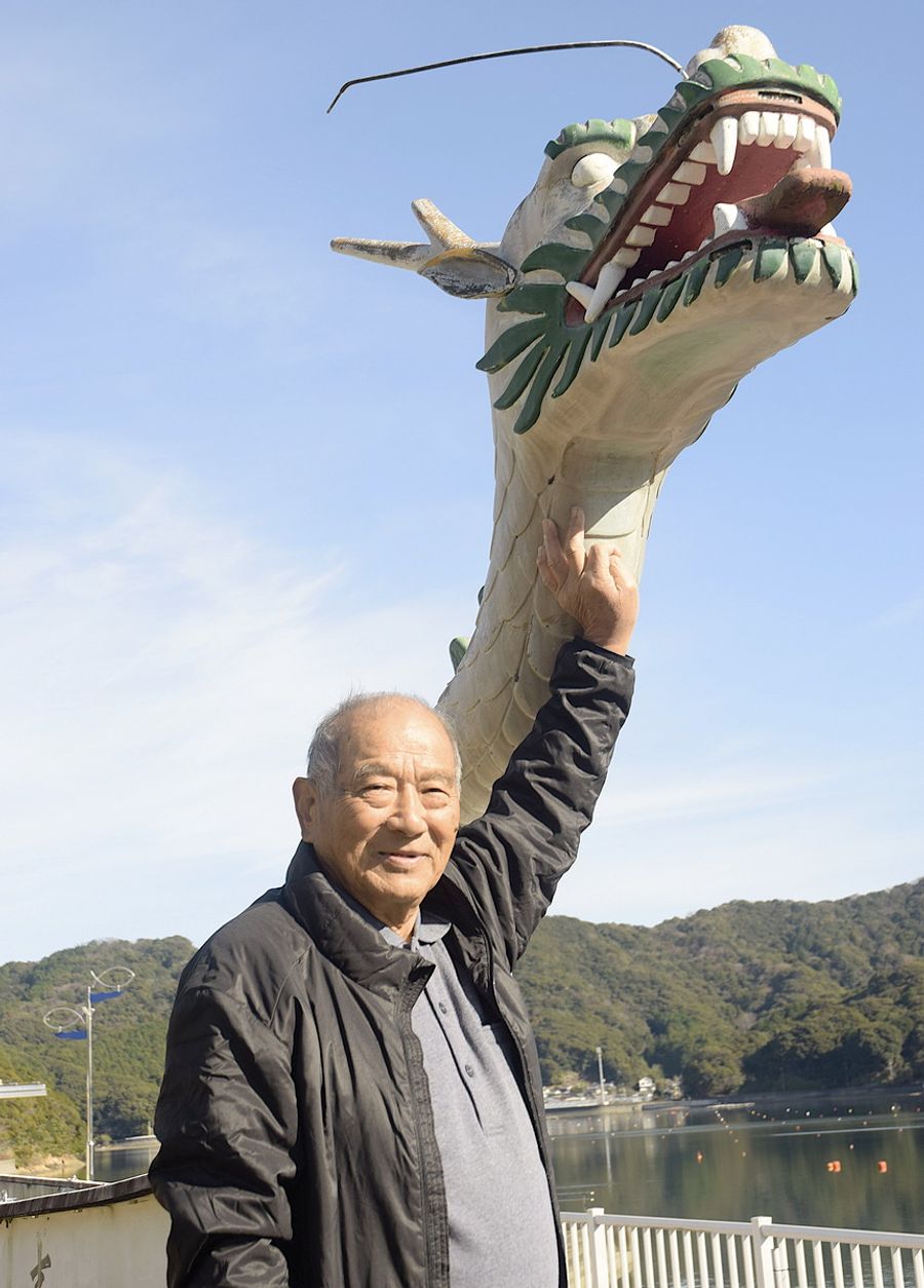 生徒とドラゴンカヌーを生み出した山崎吉広さん(須崎市浦ノ内東分)