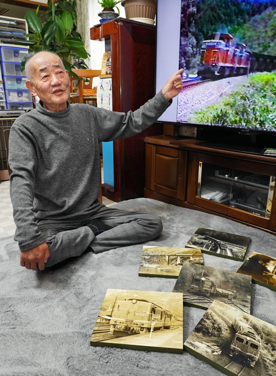 かつて運転した石灰列車の映像を見ながら、思い出を語る西村幾夫さん（高知市みづき３丁目）