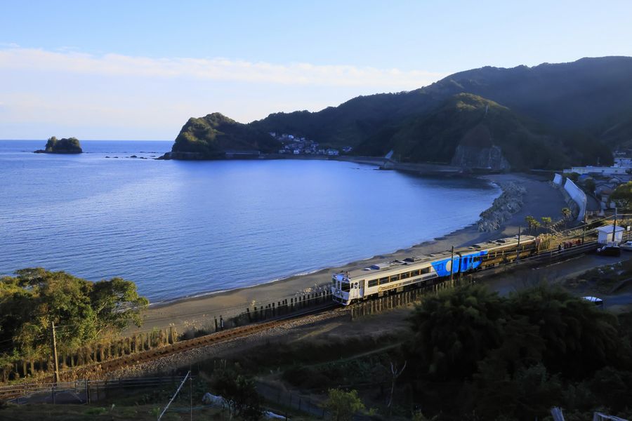 海沿いを走る観光列車を切り取った１枚（豊田貴史さん提供）