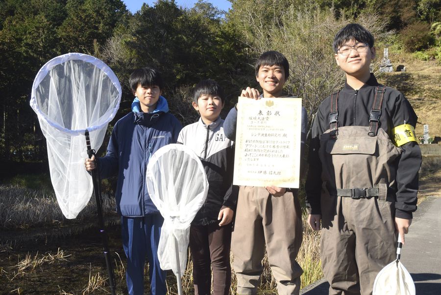 環境大臣賞を受賞した「ジンデ池生物研究所」のメンバー（須崎市のジンデン池）