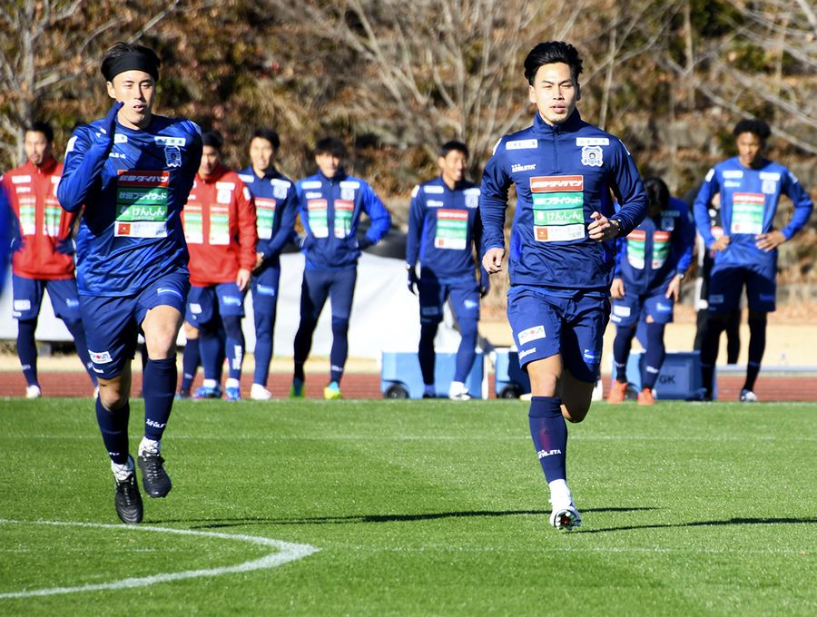 約２カ月間に及ぶＪ２秋田の高知キャンプがスタート。２８選手が青々としたピッチの上を走り込んだ（春野陸上補助競技場）