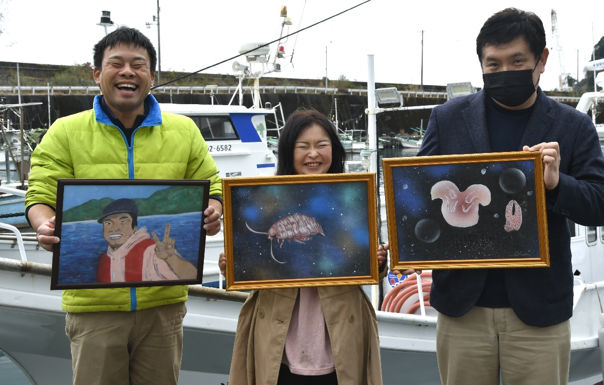 室戸の移住漁師に深海生物アート贈る スプレーアートの画家・竹村さん