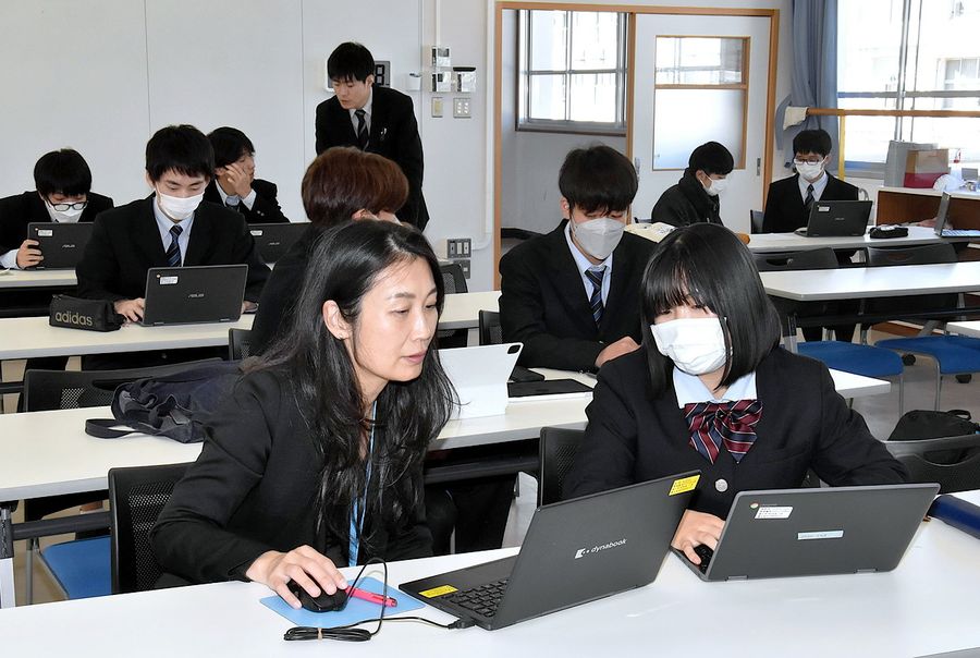 探究の授業で各自のテーマを掘り下げるグローバル探究科の２年生ら（香美市土佐山田町旭町３丁目の山田高校）