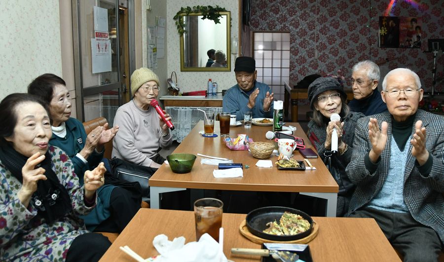 カラオケ好きの地元住民から愛される「カラオケ龍馬」（写真はいずれも室戸市元甲）