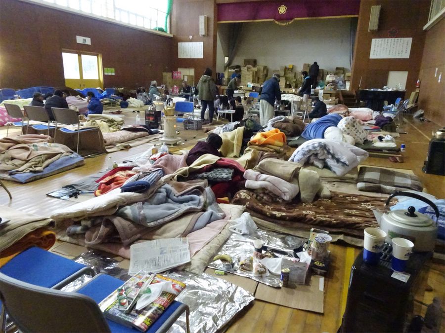 高齢者らが身を寄せ合う避難所の体育館(珠洲市若山町)