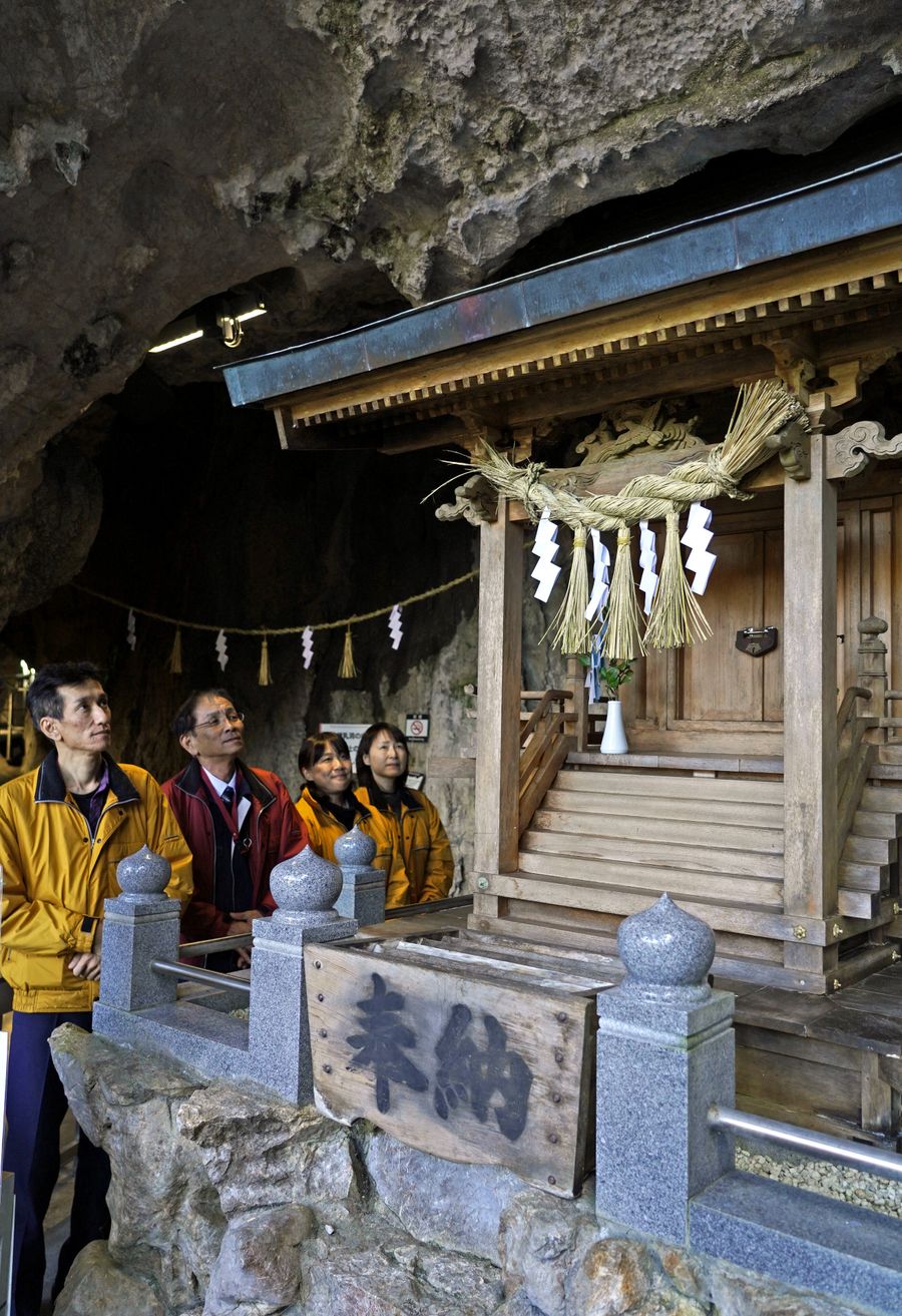 龍河洞の入り口にある「龍王神社」。上皇にまつわる伝説が残されている（写真はいずれも香美市土佐山田町逆川）