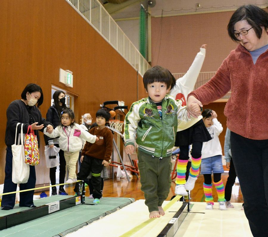 スラックラインに挑戦する子どもたち（香南市の香我美トレーニングセンター）