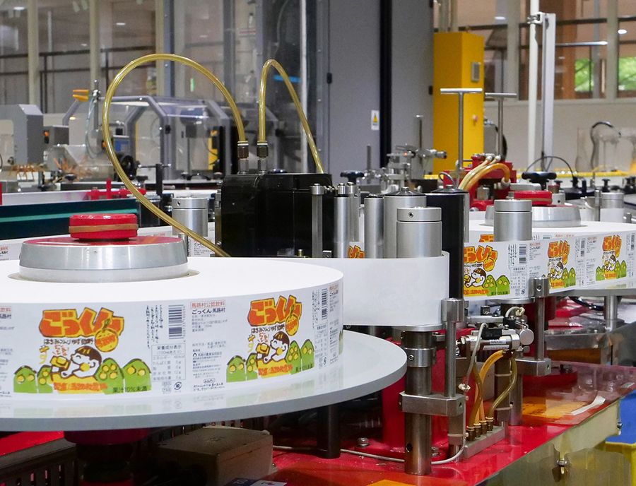 「ごっくん」のラベルが高速で貼られていく（馬路村農協）