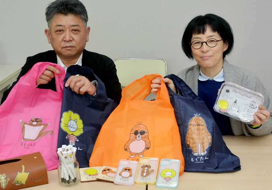 試作品を手にする柴田ケイコさん＝右＝と藤田祐伸・県社会就労センター協議会長（高知市のすずめ共同作業所）