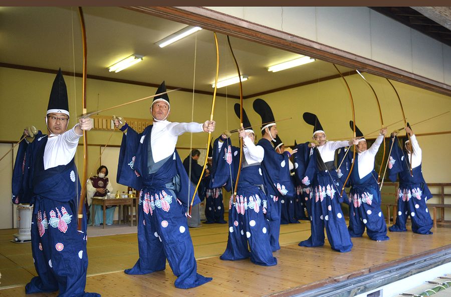 一年の願いを込めて矢を放つ射手たち（香南市の夜須八幡宮）