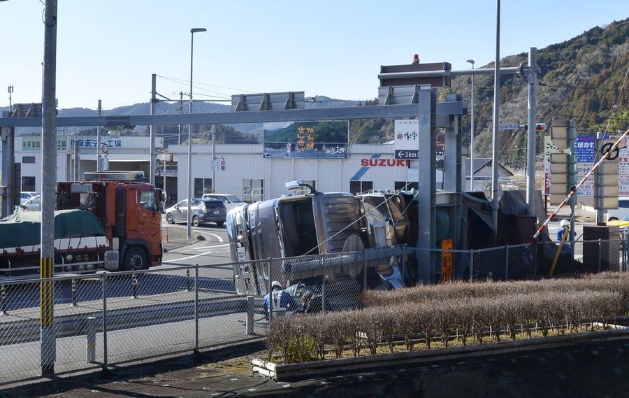 高速道路の入り口で横転したトラック（写真はいずれも１６日午後２時半ごろ、四万十町平串）