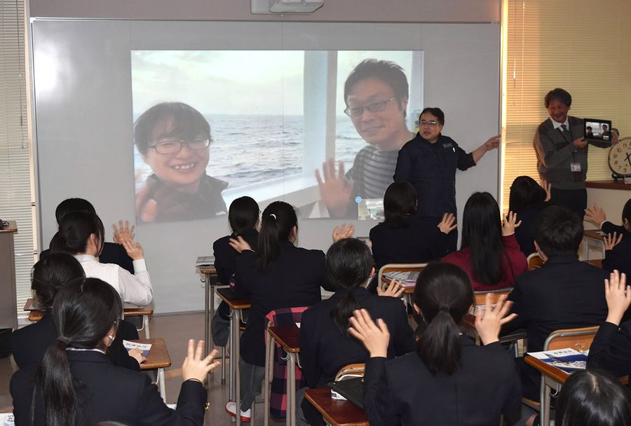 ポルトガル沖で研究中の船とも結んだ授業（高知市の土佐塾中高校）