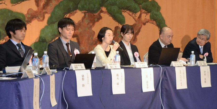 シンポジウムで地域医療について語り合う医師ら（高知市大川筋１丁目の土佐御苑）