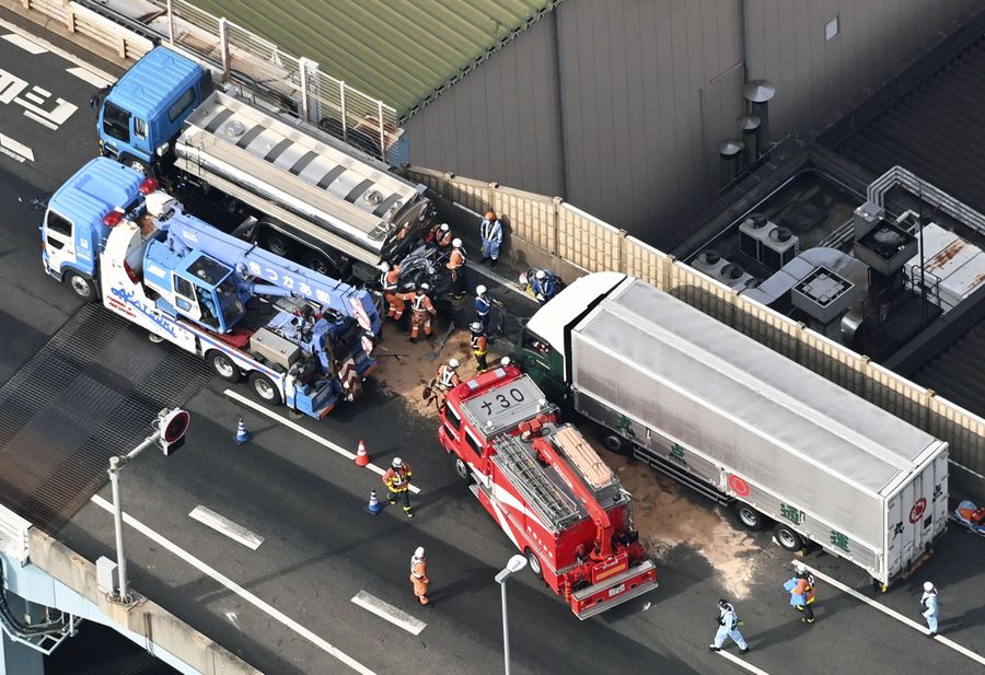 阪神高速湾岸線の事故現場＝１９日午後０時５７分、神戸市東灘区（共同通信社ヘリから）