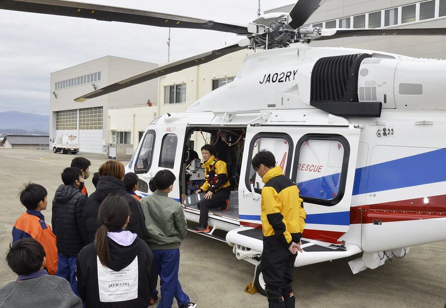 県消防防災ヘリ「りょうま」を見学する子どもたち（南国市の消防防災航空センター）