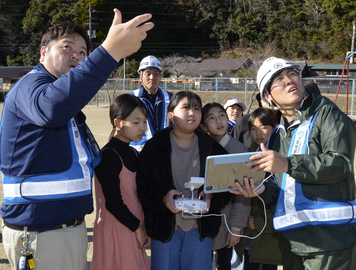 ドローン操縦を児童50人が体験 高知県四万十町 | 高知新聞