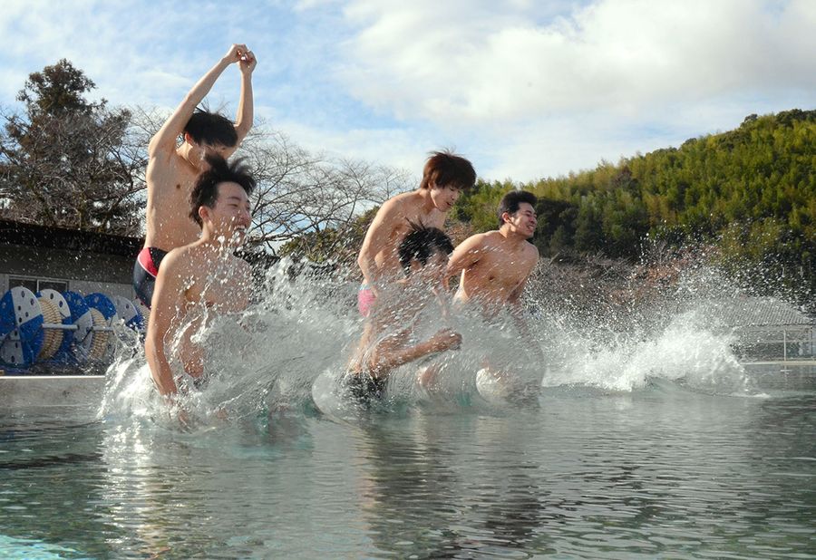 プールに飛び込む水泳部員たち（高知市曙町２丁目の高知大学朝倉キャンパス）