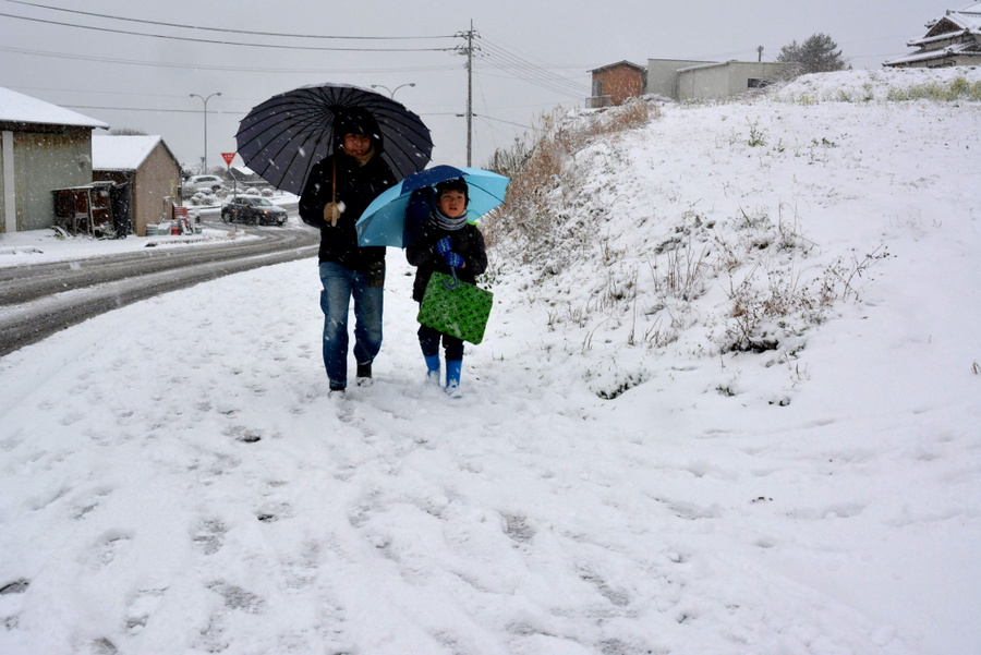 雪の中を通学する子ども（２４日午前７時４５分、四万十市不破上町）