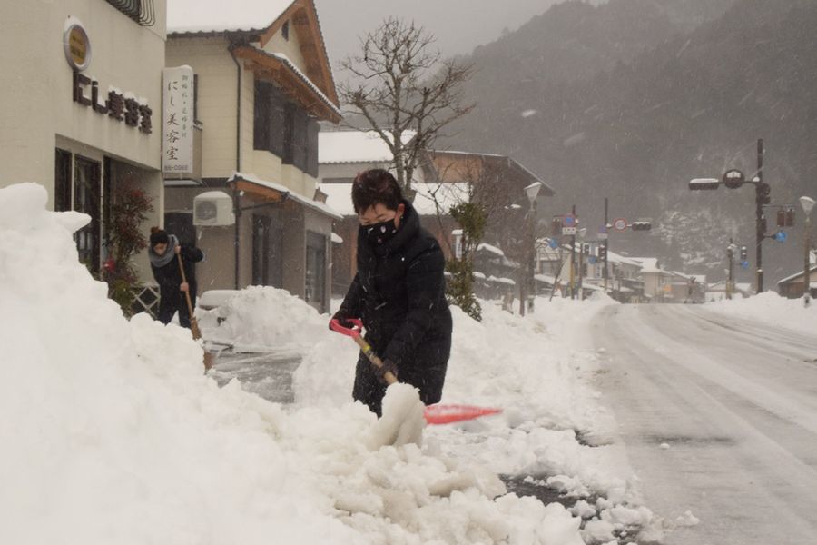 雪かきに追われる住民（２４日正午ごろ、梼原町梼原）