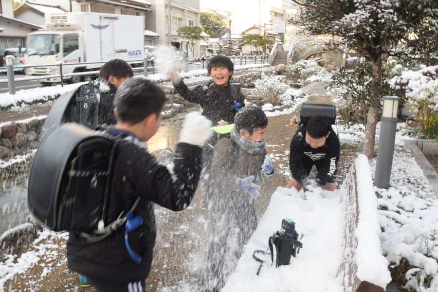 登校前に雪合戦で大はしゃぎの須崎小学校の児童たち（２４日午前７時４０分ごろ、須崎市東糺町）