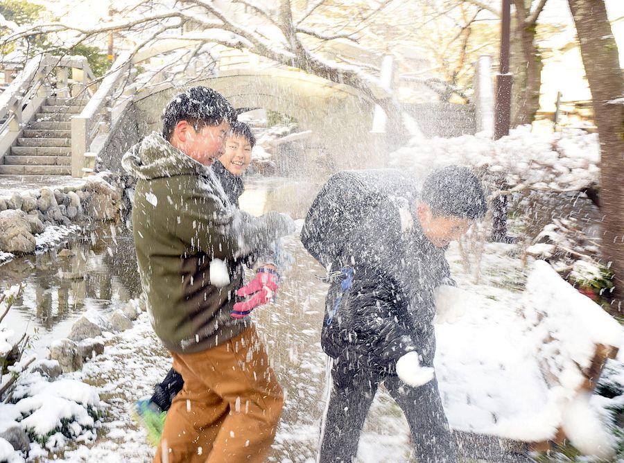 登校前に雪合戦で大はしゃぎする子どもたち（須崎市東糺町）