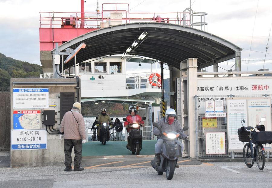 朝夕は地元の通勤通学客が利用する（高知市種崎）