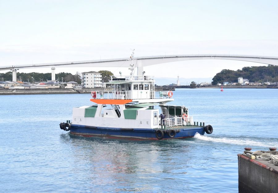 浦戸湾を渡る県営渡船。来年の船の更新を機に電動化される（高知市長浜）