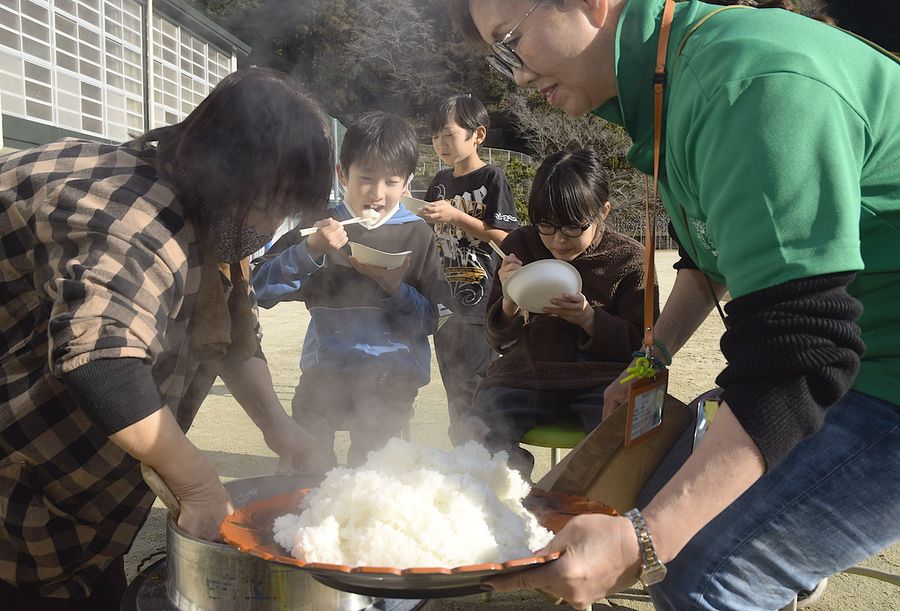 羽釜で炊いたご飯を頬張る児童ら（津野町姫野々の葉山小学校）