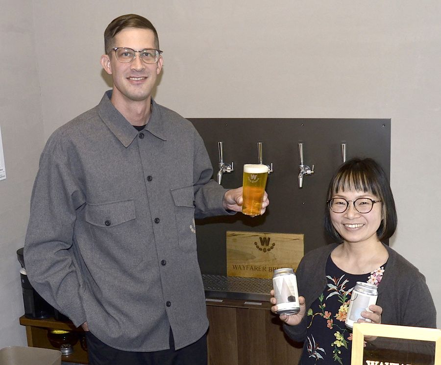 クラフトビールの製造を手がけるマットさん＝左、由貴さん夫妻