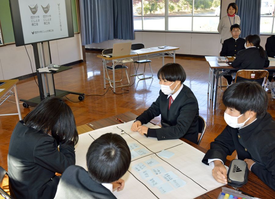 西土佐中学校で開かれたロゴマーク制作のワークショップ(四万十市西土佐用井)