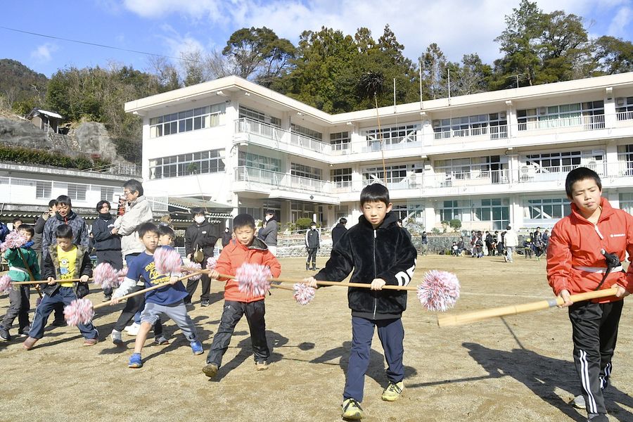 太刀踊りの合同練習に励む子どもたち（写真はいずれも仁淀川町の長者小学校）