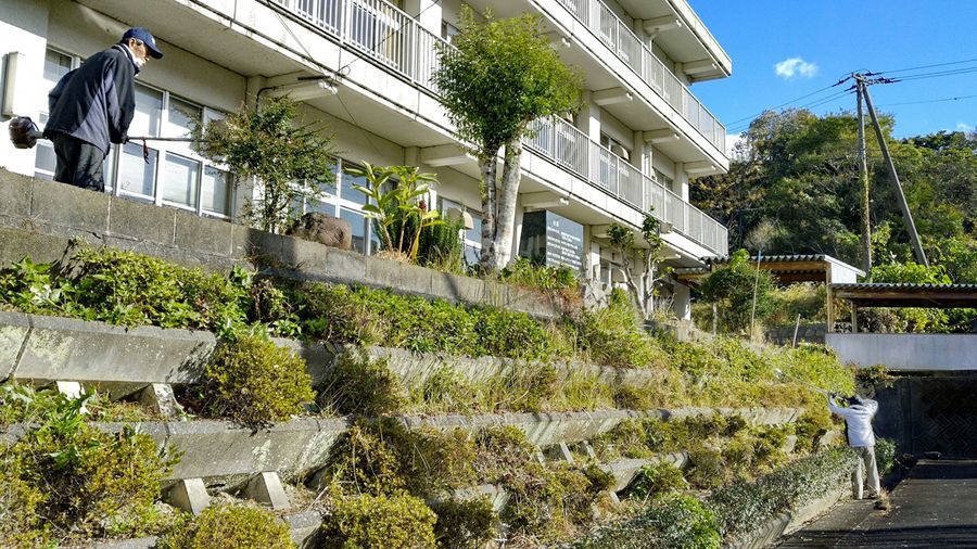 普段から草刈りなどの管理作業に励む友の会の会員ら