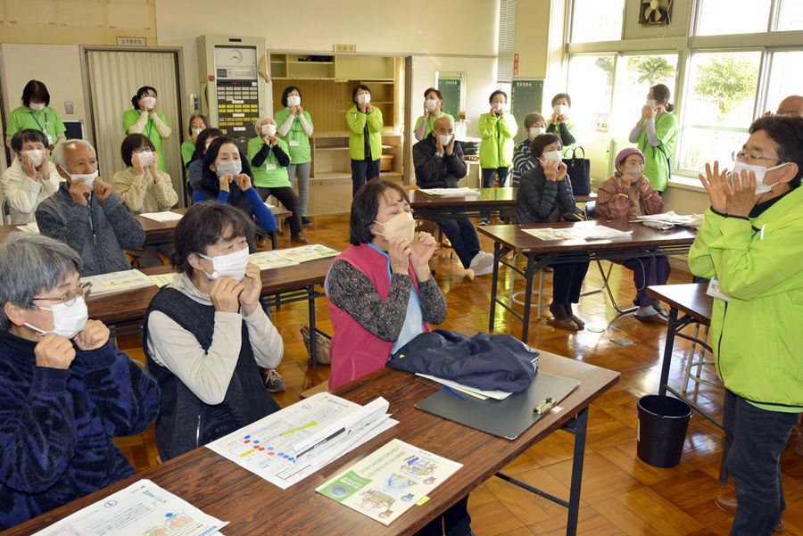 友の会の「交流館の日」に集い、健康状態をチェックする住民ら（写真はいずれも四万十市有岡の旧中筋中学校）