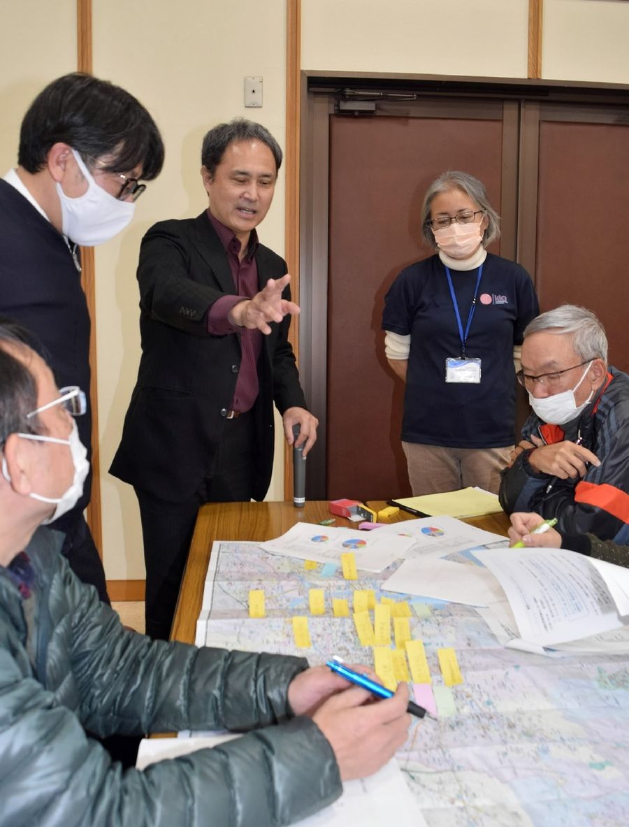 災害多言語支援センターの机上訓練を指導する高木和彦さん＝左から３人目（高知市本町４丁目）