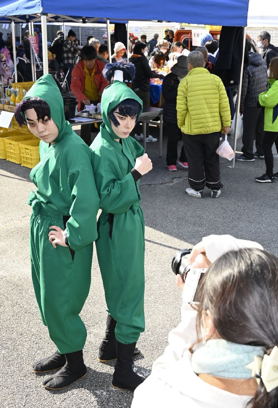 安芸本町商店街で開かれたマルシェでポーズを決めるコスプレーヤー（写真はいずれも安芸市本町３丁目）