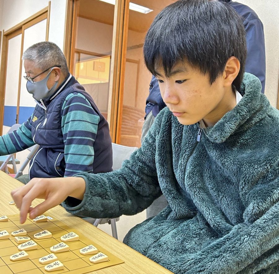 盤面に集中して将棋を指す斉藤玲さん