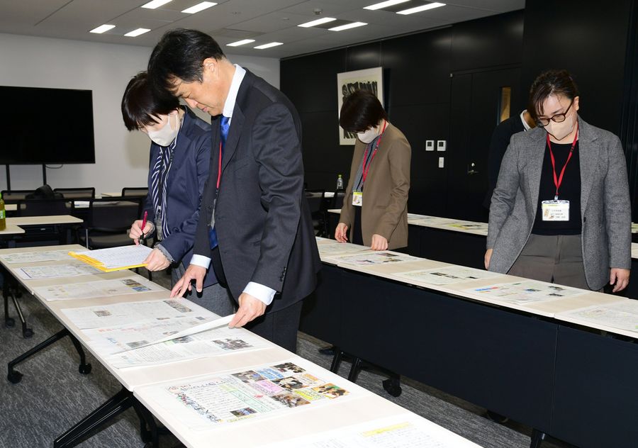 応募作品を一点一点読み込み、評価する審査員（高知新聞社＝飯野浩和撮影）