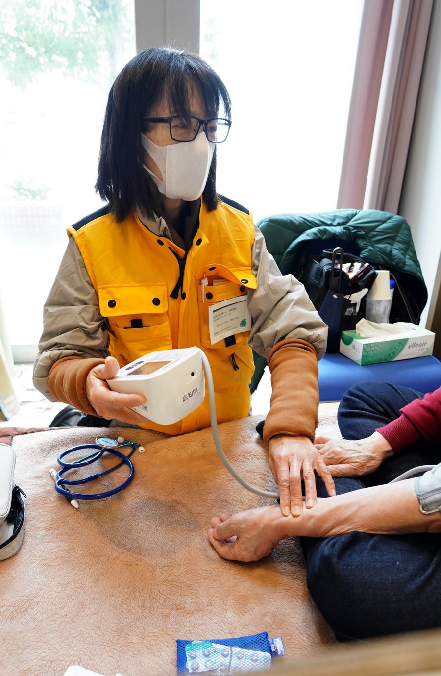 避難者の血圧を測る高知県の保健師