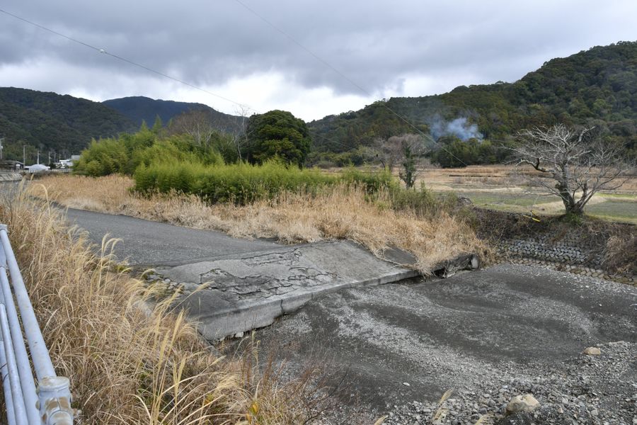 少雨の影響で川底が露出している室津川（室戸市室津）