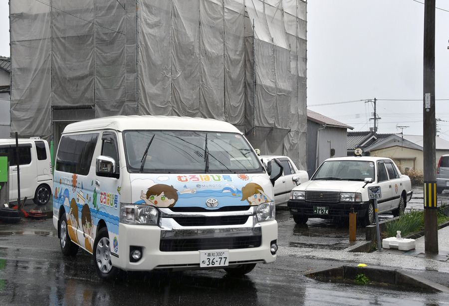 タクシー事業者が運行を担う「むろはぴ号」（室戸市浮津二番町＝板垣篤志撮影）