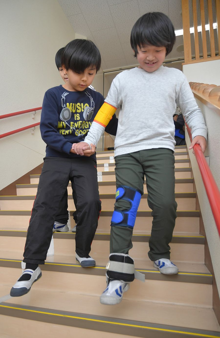 高齢者の疑似体験を行った子どもたち（南国市大そね甲の大篠小学校）