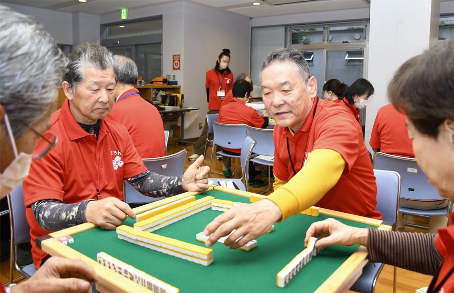 世間話も楽しみながら対戦した健康マージャン大会（大豊町黒石の町総合ふれあいセンター）