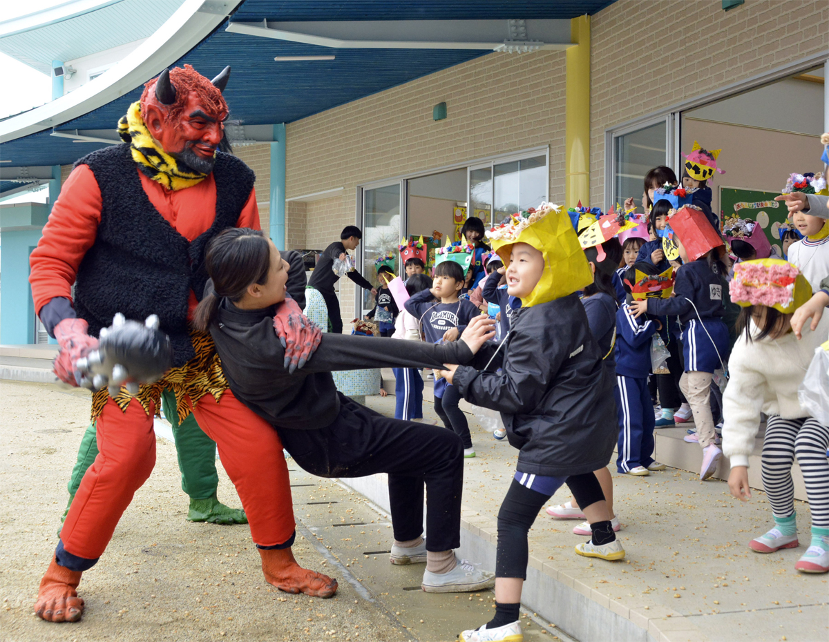 鬼を退治だ！ 園児150人が豆まき 四万十市で恒例の節分祭 | 高知新聞
