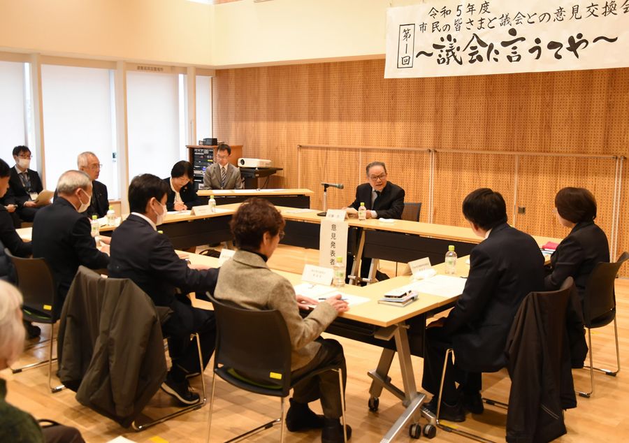 市民から意見を聞く高知市議（高知市のオーテピア）