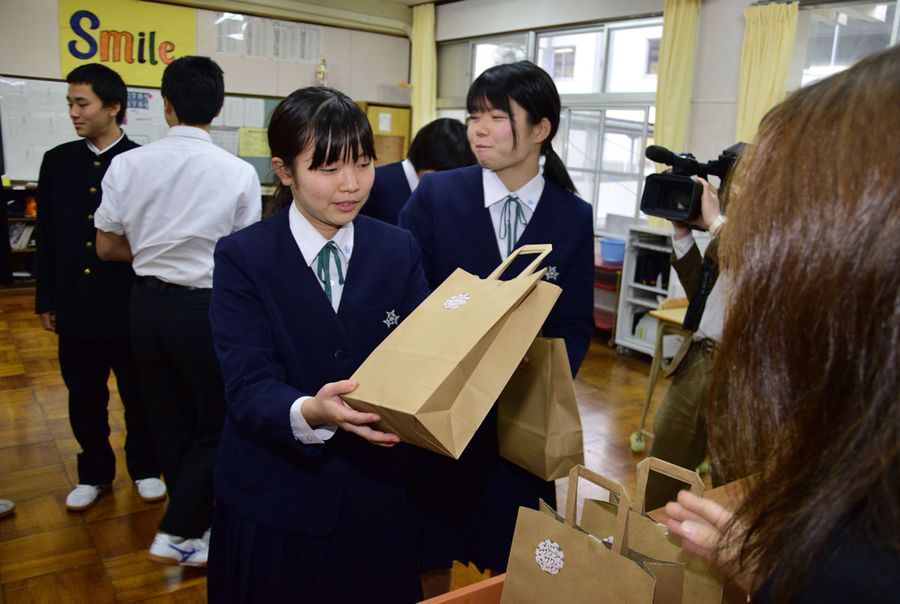 合格祈願の菓子を受け取った生徒（宿毛市の小筑紫中学校）