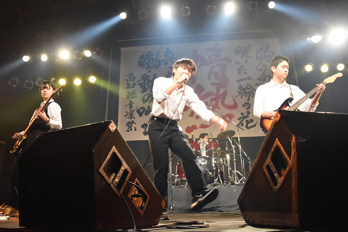 個性爆発！高校生バンド 全国高校軽音楽発表会で観客300人が熱気