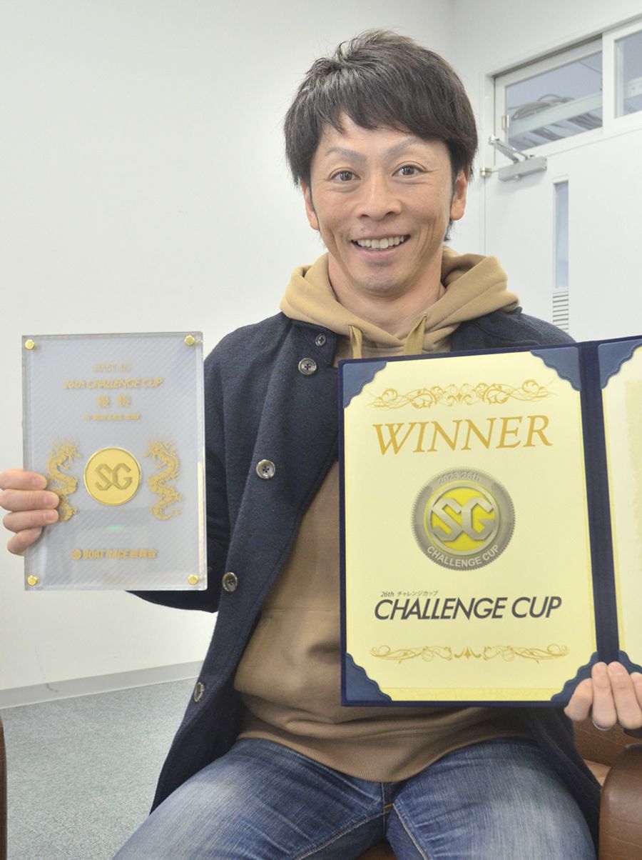 ＳＧの優勝メダルを手にする片岡雅裕選手（香川県丸亀市）