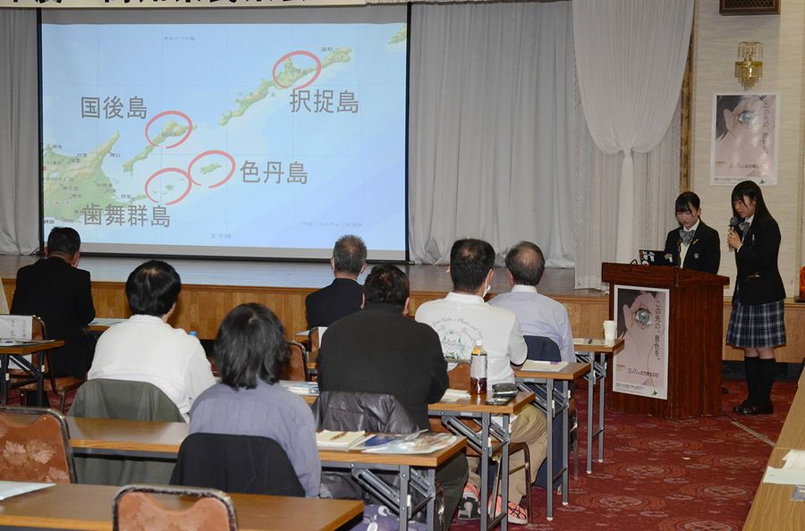 北方領土問題について講演する根室高校の生徒（高知市本町１丁目の高知商工会館）